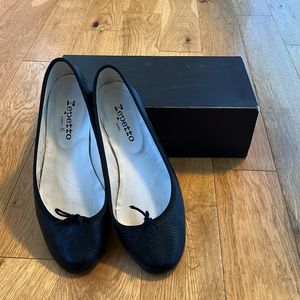 Black Repetto ballet flats w/ snakeskin texture.